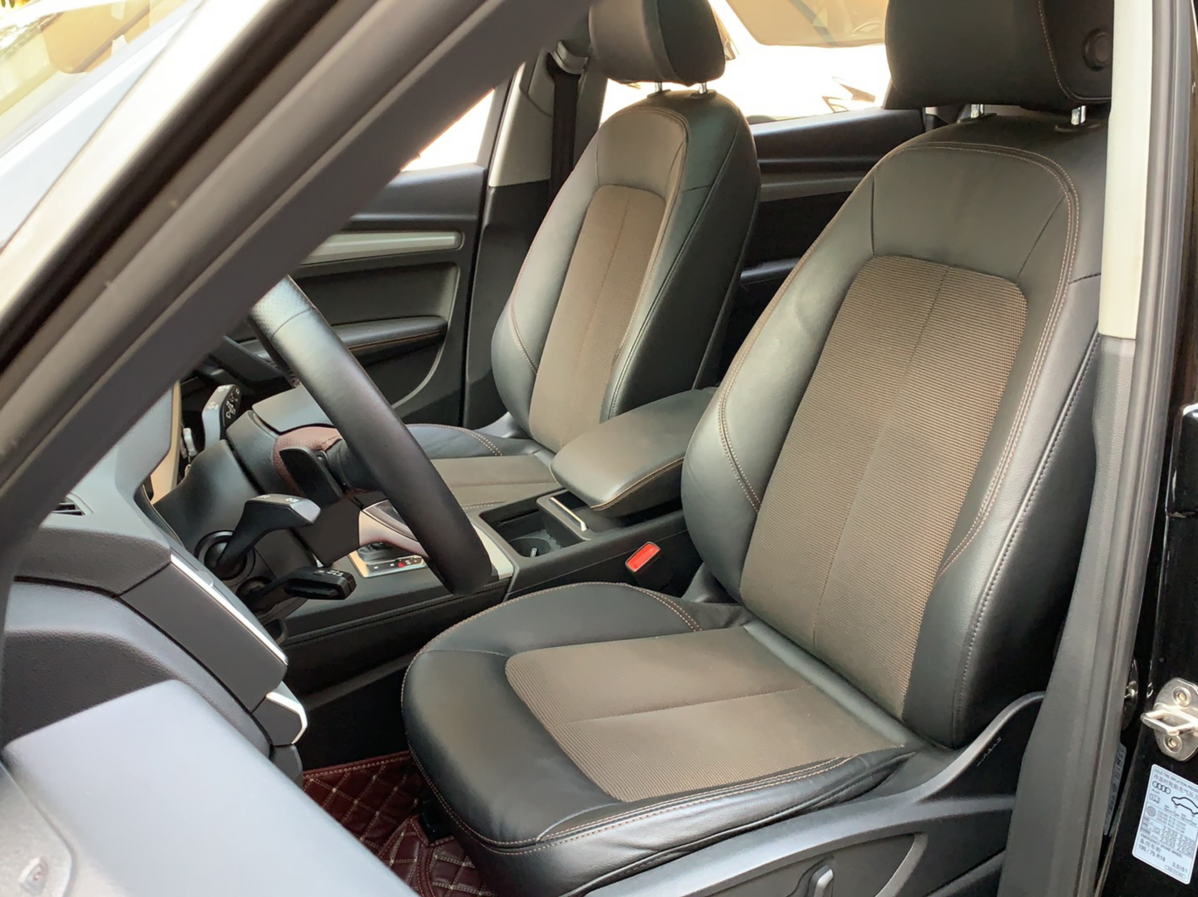 المقاعد الأمامية داخل السيارة