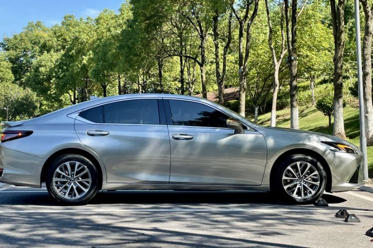 Used Lexus ES 2025 300h Deluxe Edition
