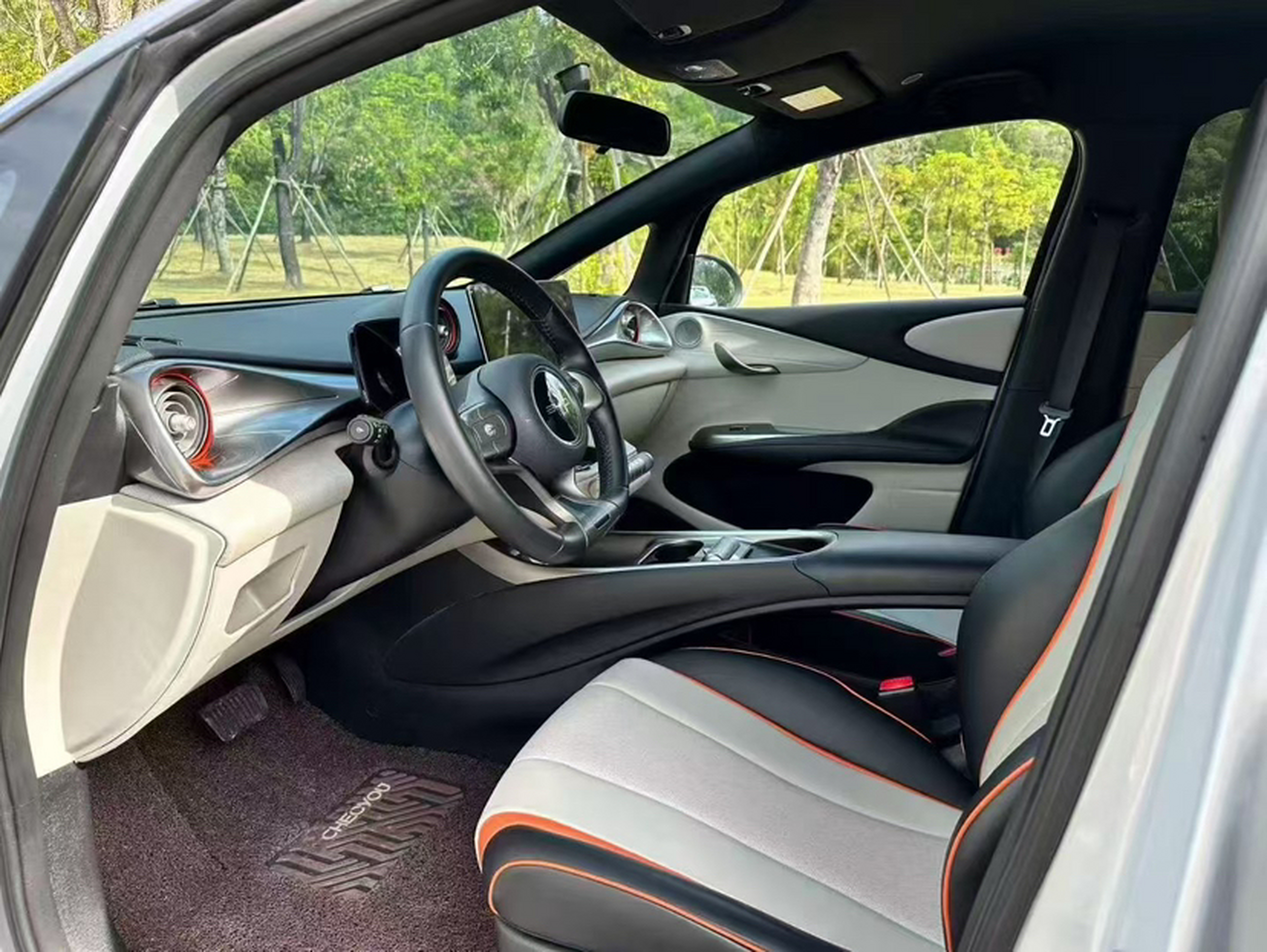 المقاعد الأمامية داخل السيارة