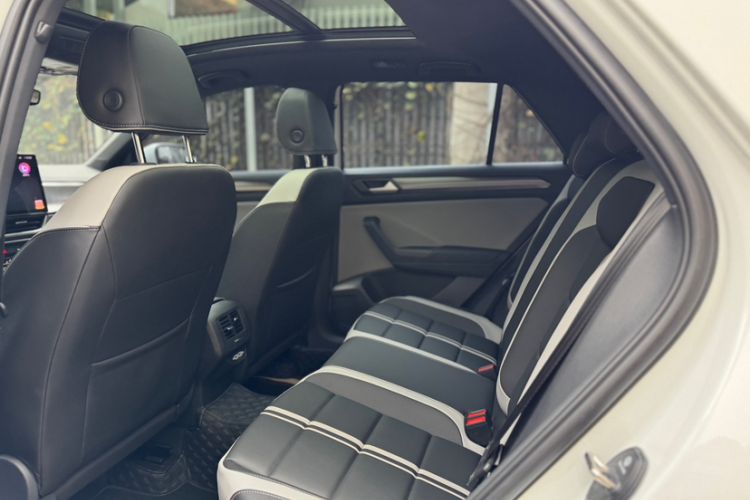 Used Volkswagen T-ROC 2025 300TSI DSG Two-Wheel Drive Chen Guang Edition
