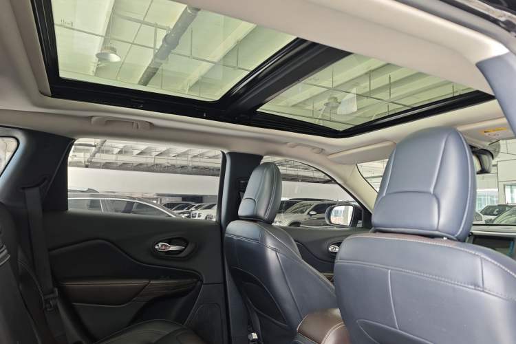 Used  Cherokee 2017 2.4L Excellence Edition