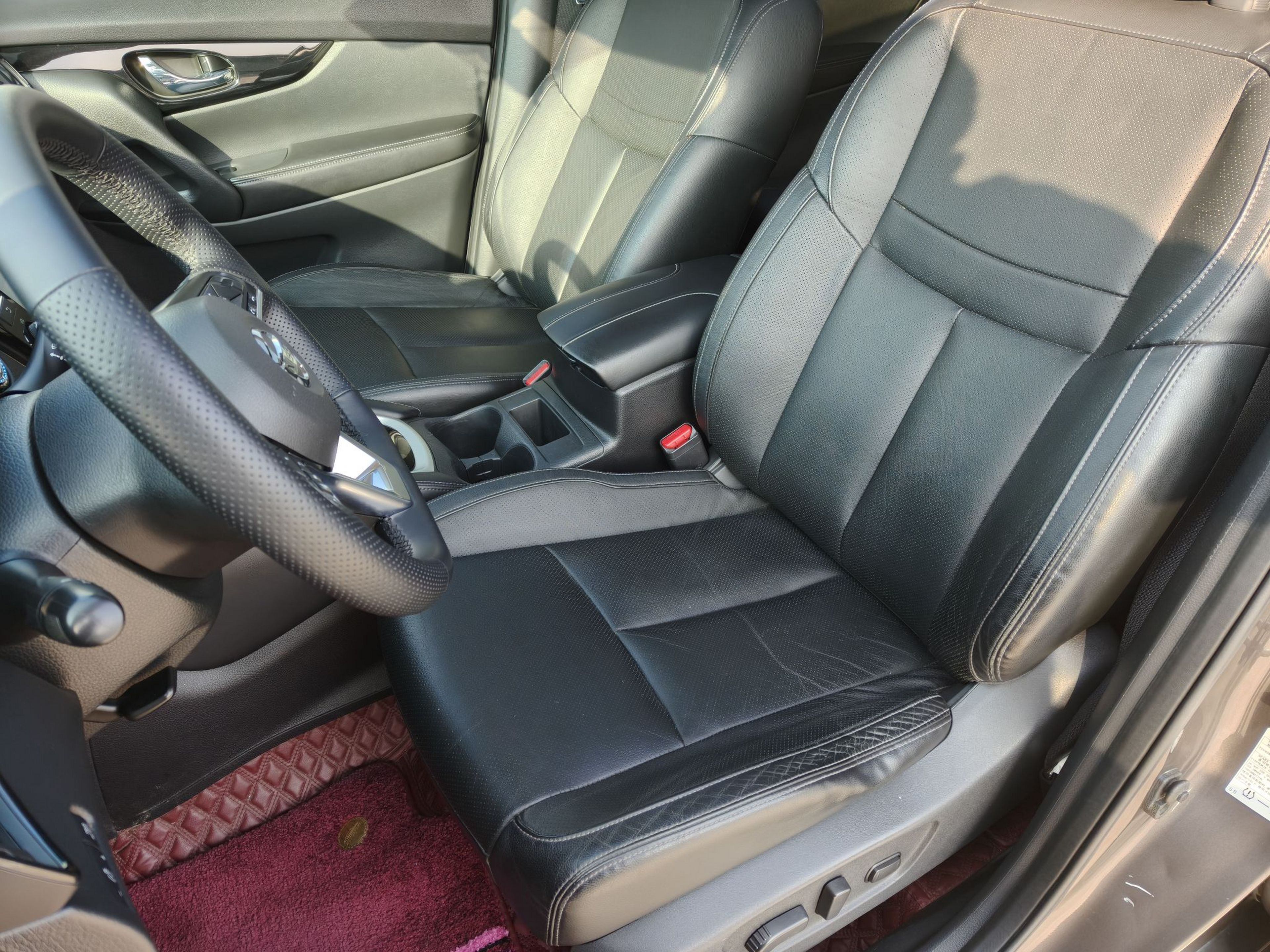 المقاعد الأمامية داخل السيارة