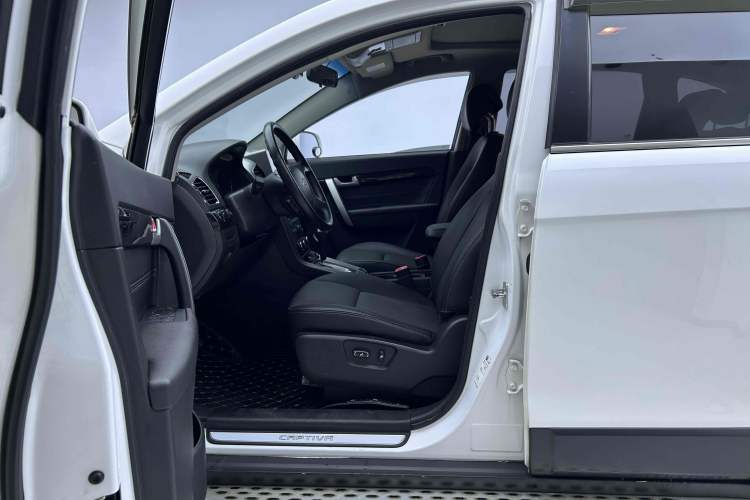 Used Chevrolet Captiva 2015 2.4L 4x4 Flagship Edition 7-Seater

