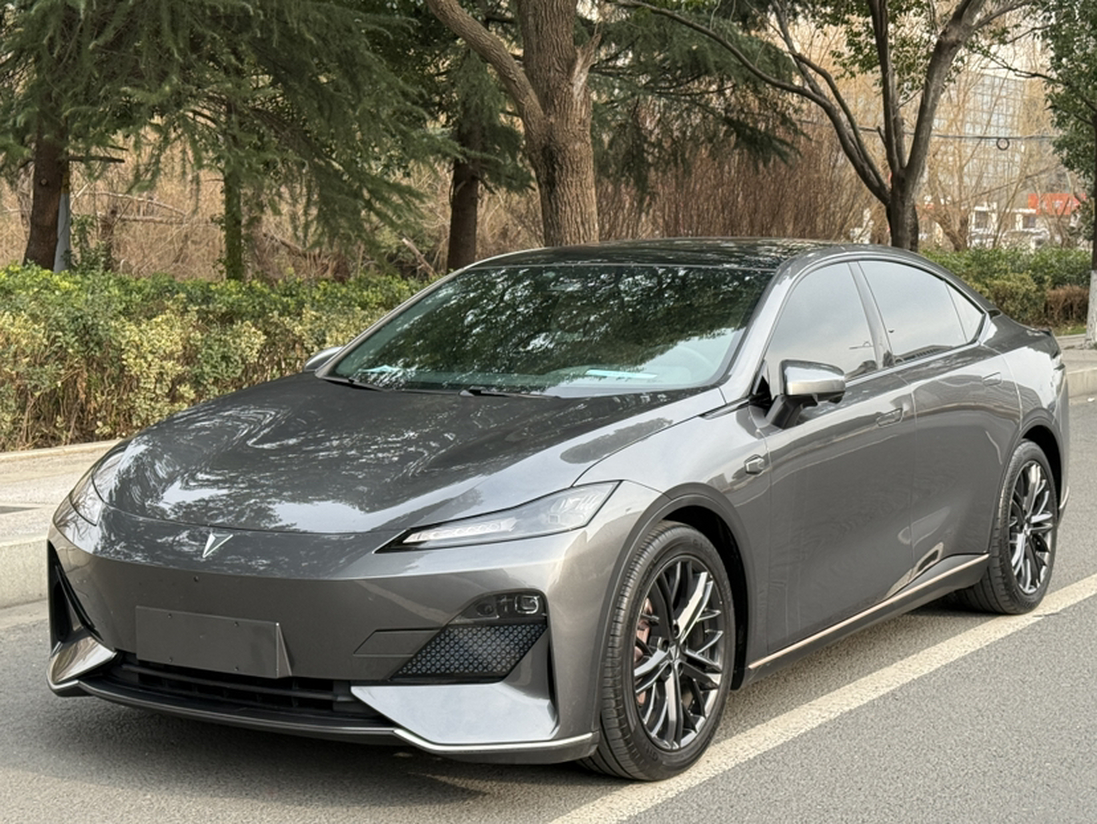 Под передней частью автомобиля