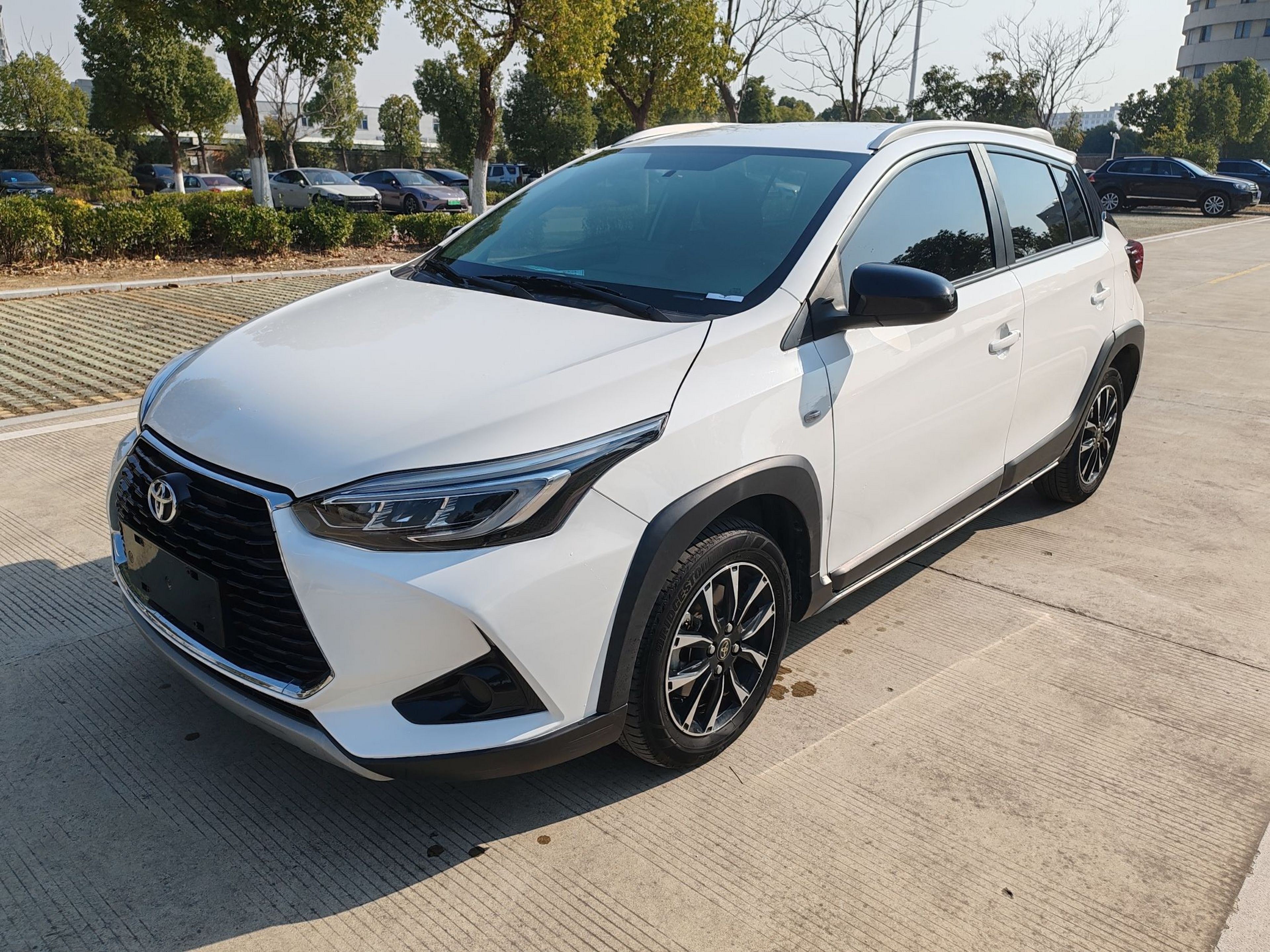 تحت مقدمة السيارة