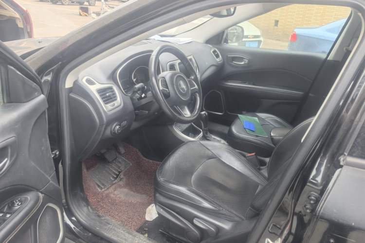 Used  Compass 2017 200T Automatic Family Edition
