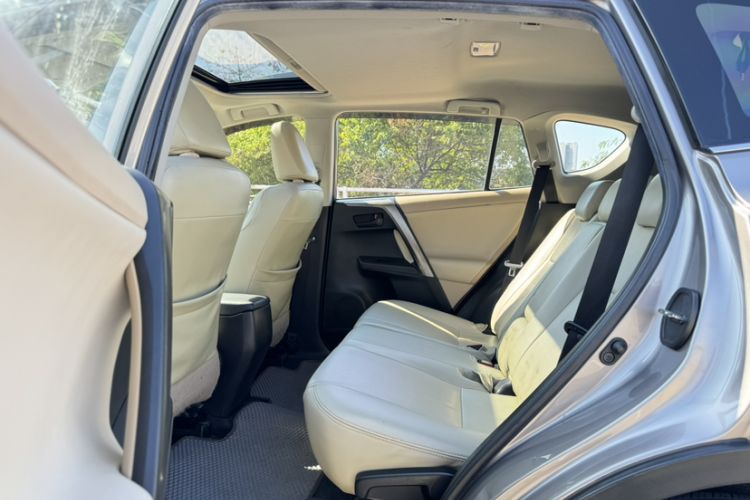 Used Toyota RAV4 2015 2.0L CVT Two-Wheel Drive Fashion Edition