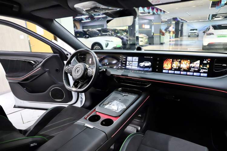 Used VOYAH FREE 2025 318 259 km All-Wheel-Drive Exploration Edition
