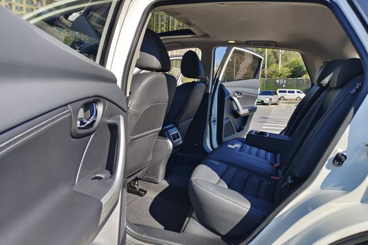 Used Venucia T90 2018 2.0L CVT Smart Connect Luxury Edition China V Standard
