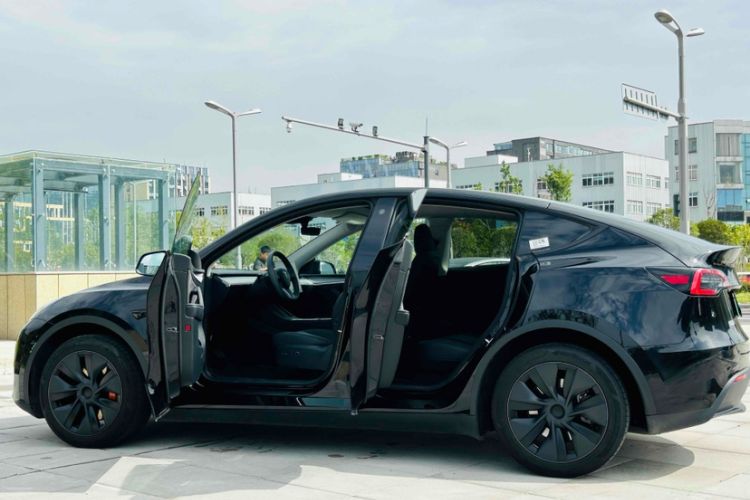 Used Tesla Model Y 2023 Long-Range All-Wheel-Drive Version
