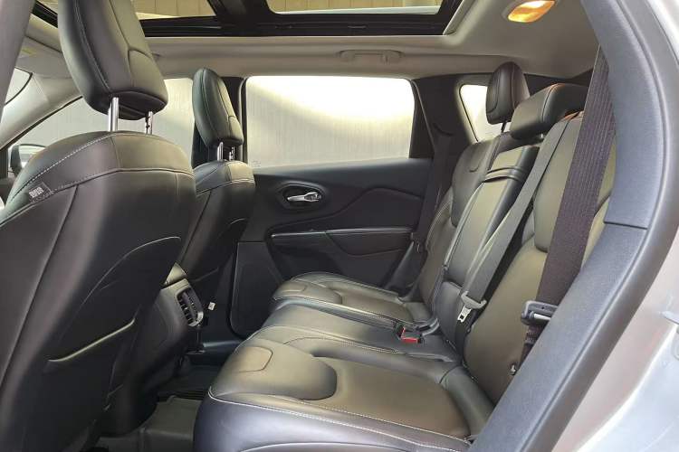 Used  Cherokee 2016 2.4L Superior Edition
