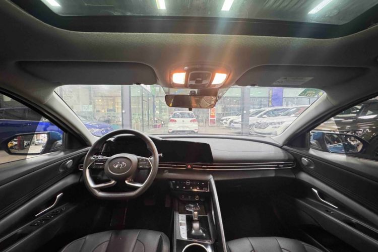 Used Hyundai Elantra 2021 1.5L CVT LUX Prestige Edition
