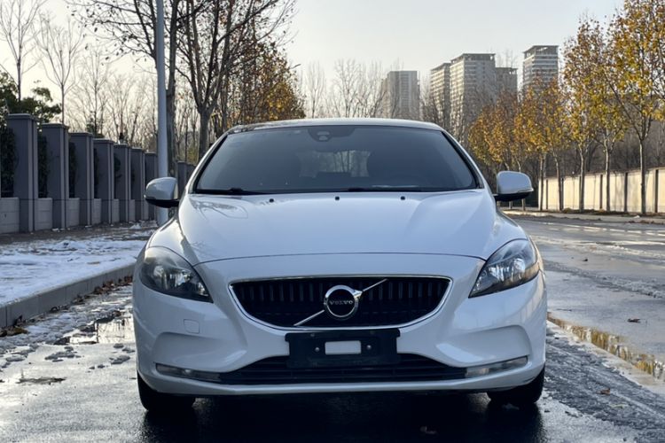 Used Volvo V40 2017 T3 Smart Edition