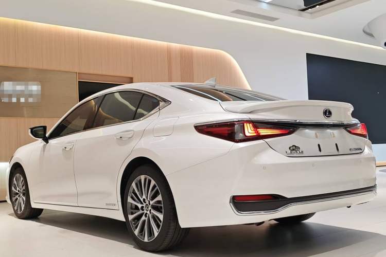Used Lexus ES 2020 300h Deluxe Edition