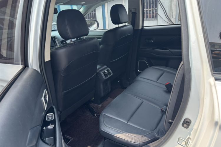 Used Mitsubishi Outlander 2019 2.0L Two-Wheel Drive Comfort Edition 7 Seats China V Emission Standard
