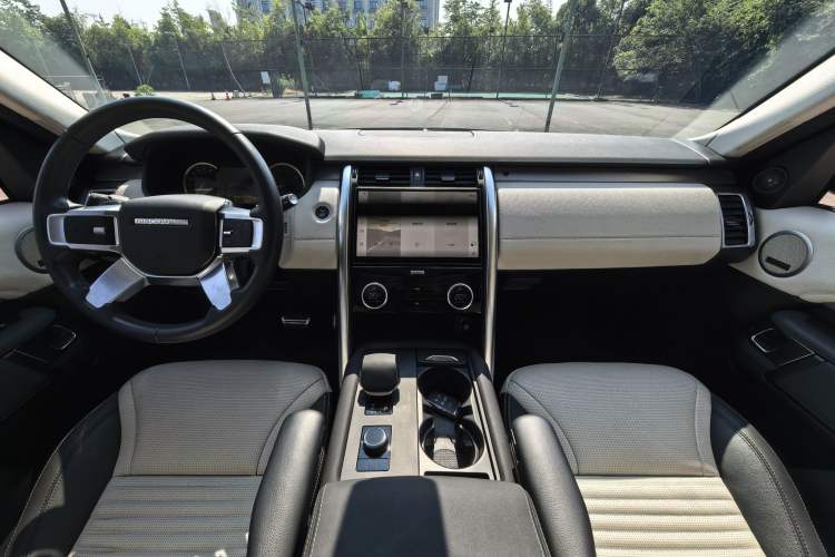 Used Land Rover Discovery 2023 360 PS R-Dynamic SE
