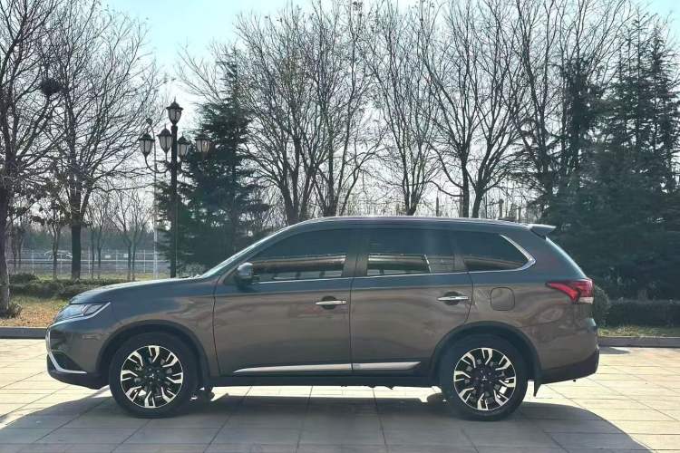 Used Mitsubishi Outlander 2019 2.4L 4x4 Zhi Xiang Edition 7 Seats China VI Standard
