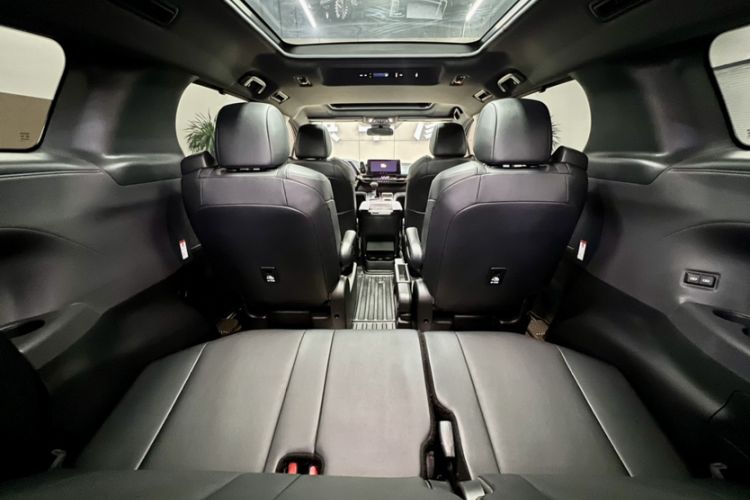 Used Toyota Granvia 2024 2.5L Hybrid Luxury Edition
