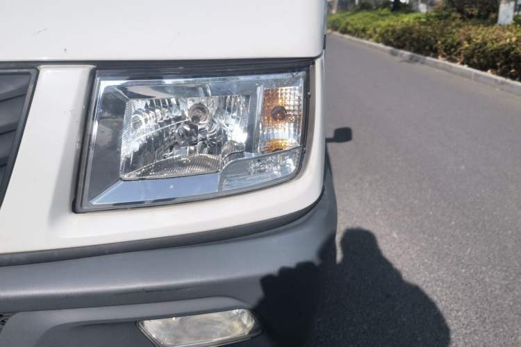 Used Iveco Daily 2020 2.5T A35 Passenger Van with Dual Tires Mid-Roof Design 5-9 Seater China V Emission Standard