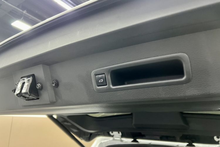 Used Toyota Granvia 2024 2.5L Hybrid Luxury Edition
