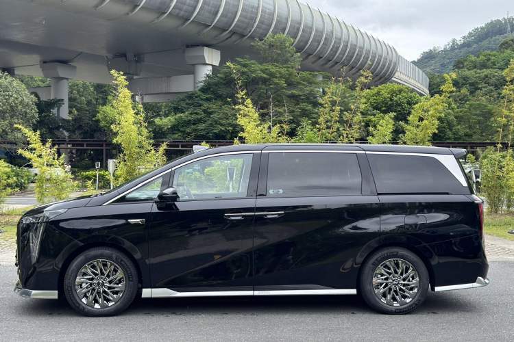 Used GAC Trumpchi Xiangwang M8 2025 Kunkun Series Ultra First-Class Cabin
