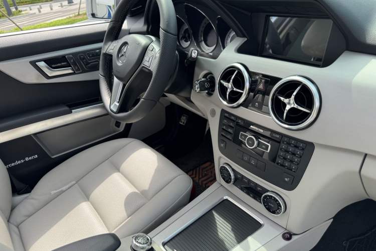 Used Mercedes-Benz GLK-Class 2013 GLK 300 4MATIC Dynamic Sunroof Model
