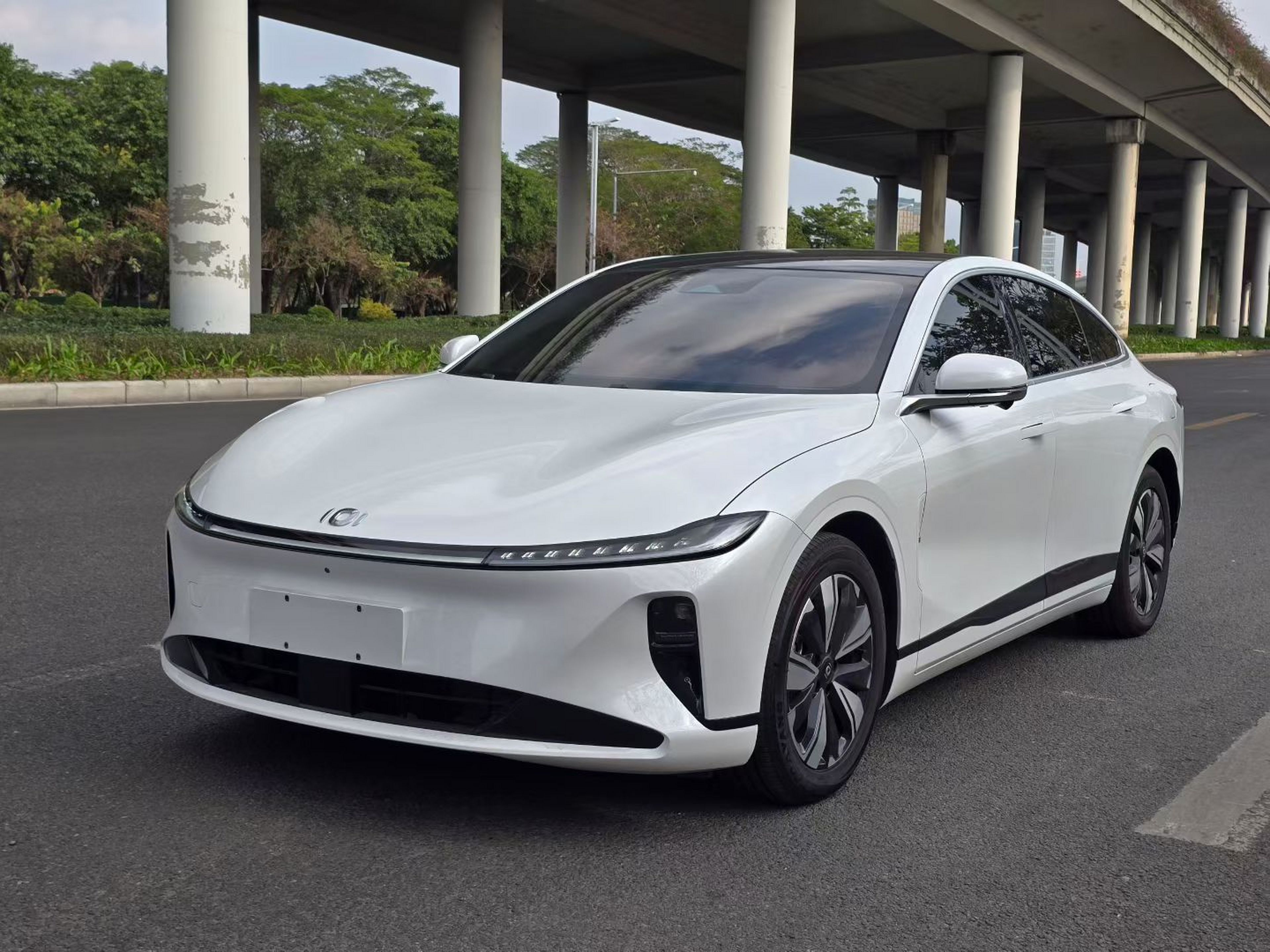 Под передней частью автомобиля