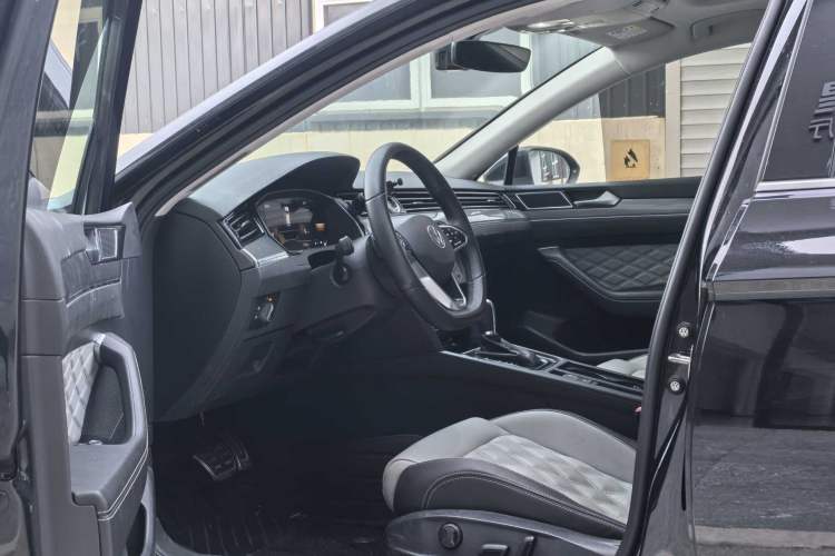 Used Volkswagen Magotan 2023 2 Million Units Limited Edition 330TSI DSG Leading Version
