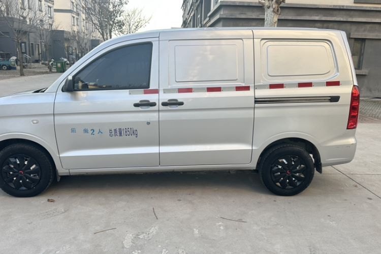 Used Wuling Hongguang V 2022 1.5L Jingqu Edition Enclosed-Window Vehicle with Electric Power Steering LAR