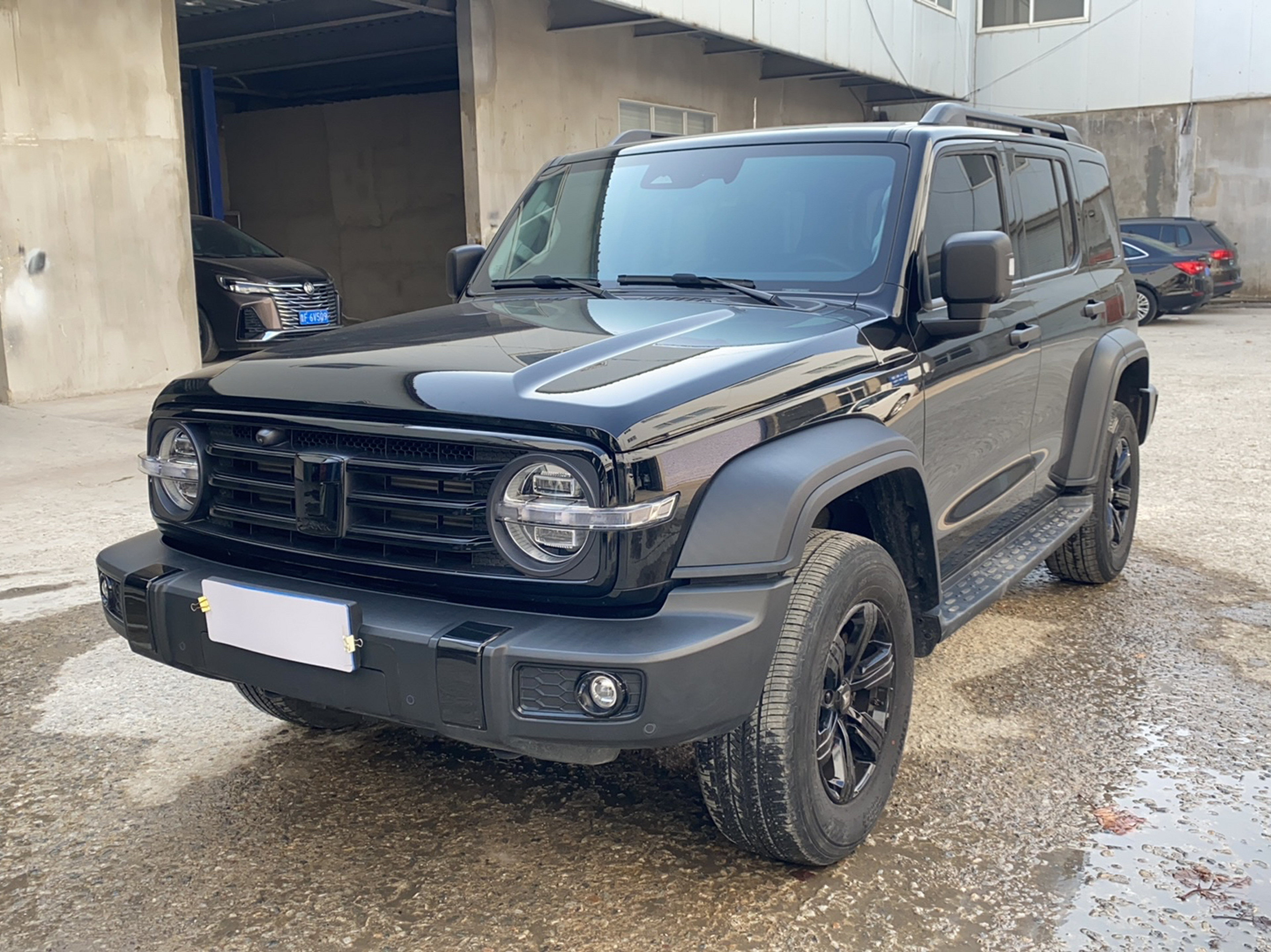 Под передней частью автомобиля