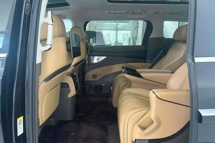 Used Denza D9 2022 DM-i 970 Four-Wheel Drive Prestige Model
