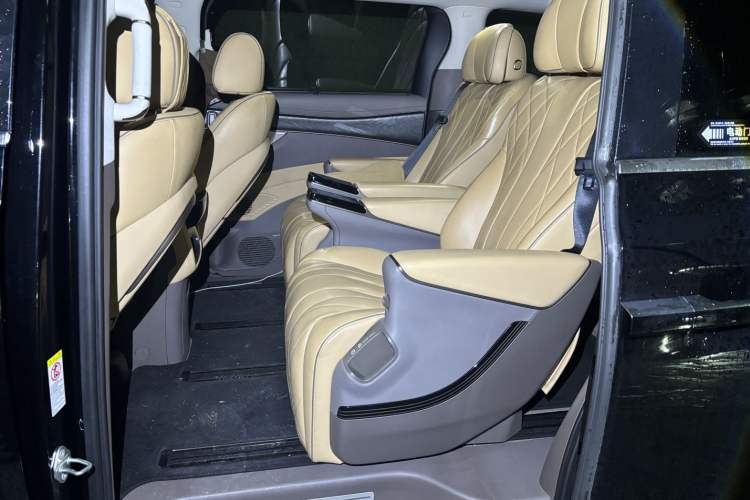 Used Denza D9 2022 DM-i 1040 Prestige Model
