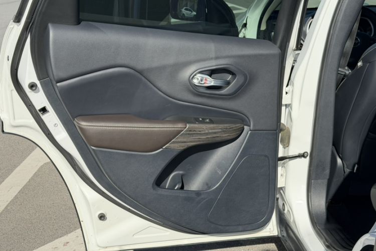 Used  Cherokee 2016 2.4L Leading Edition
