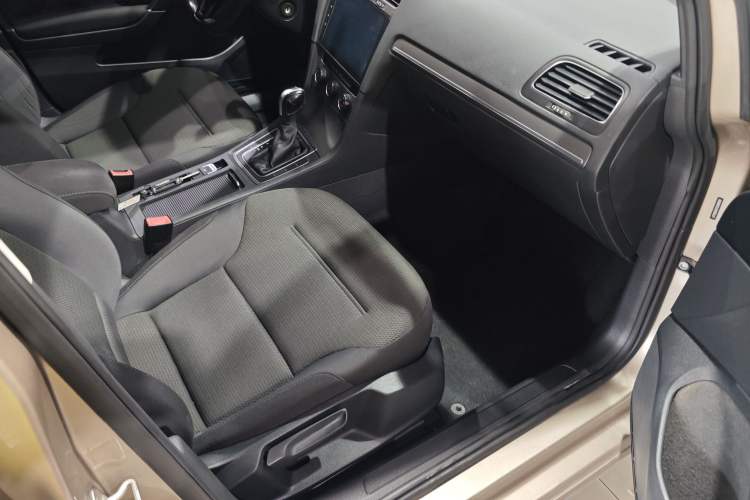 Used Volkswagen Golf 2016 230TSI Automatic Comfort Version
