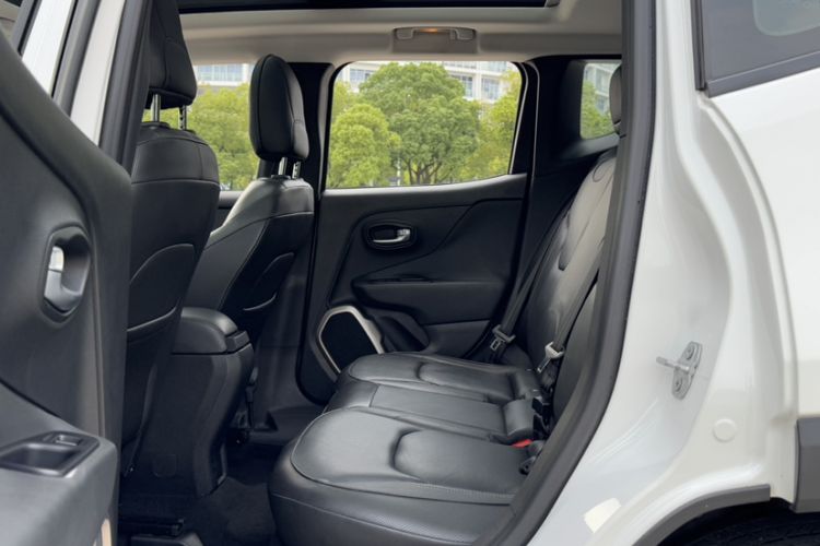 Used  Renegade 2018 Connected Large Screen Version 180T Automatic Smart Version
