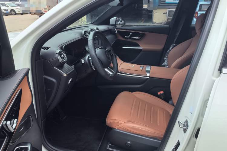 Used Mercedes-Benz GLC 2023 Facelift GLC 260 L 4MATIC Luxury Version 5 Seats
