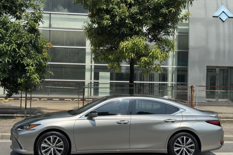 Used Lexus ES 2018 300h Premier Edition China VI Standard