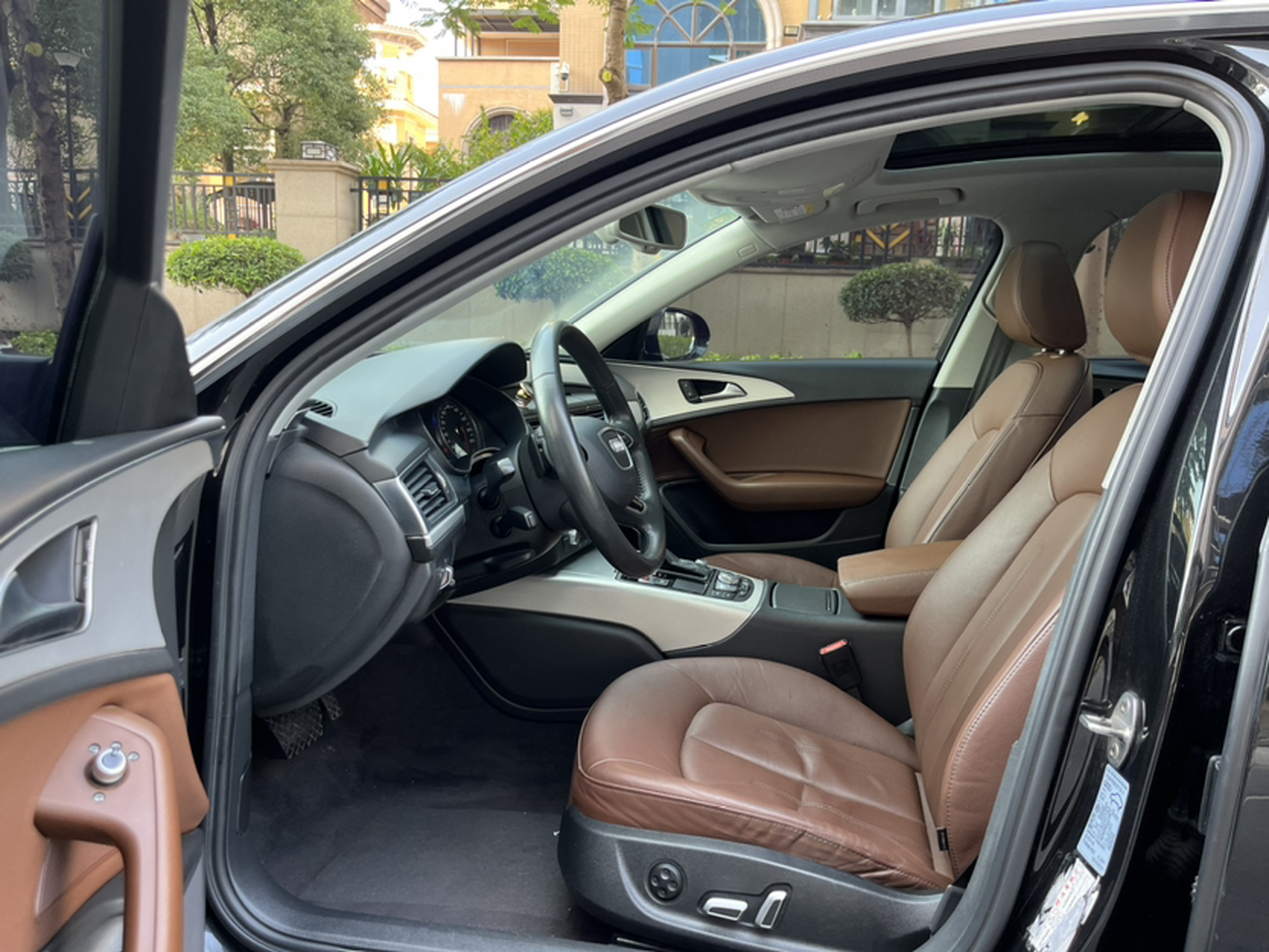 Переднее сиденье в автомобиле