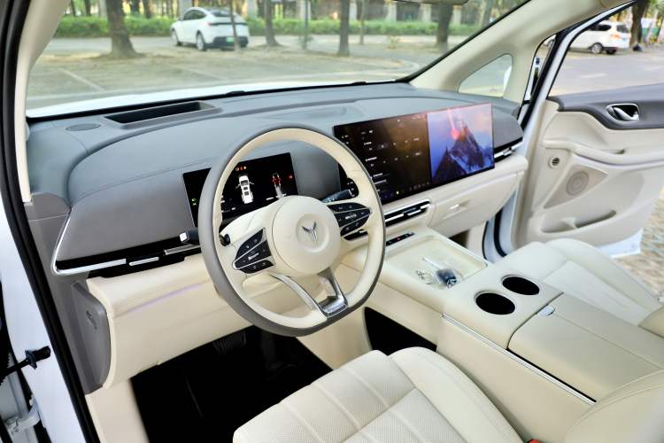 Used VOYAH Dream 2025 PHEV Four-Wheel Drive Prestige Kunpeng Edition
