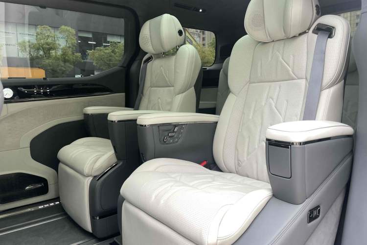 Used Zeekr 009 2024 7-Seater Aisle Version 108 kWh
