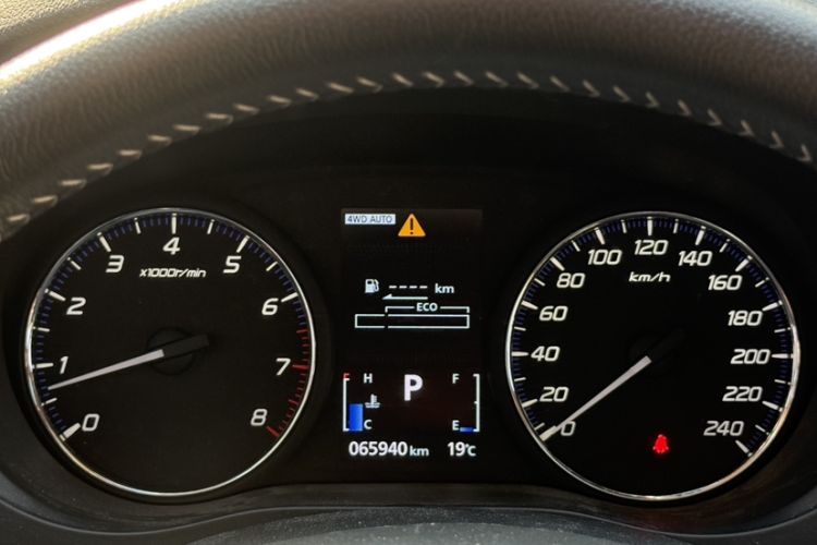 Used Mitsubishi Outlander 2019 2.4L 4x4 Zhi Xiang Edition 7 Seats China VI Standard
