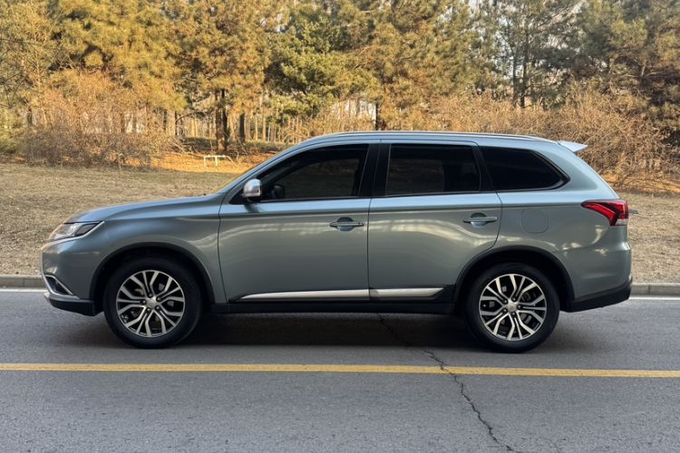Used Mitsubishi Outlander 2018 2.0L Two-Wheel Drive Glory Edition 5 Seats
