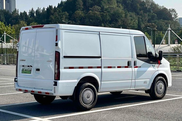 Used JMC Fushun 2023 2.0T Manual Short-Wheelbase Low-Roof Commercial Van 2/3 Seats with Dual-Swing Tailgate
