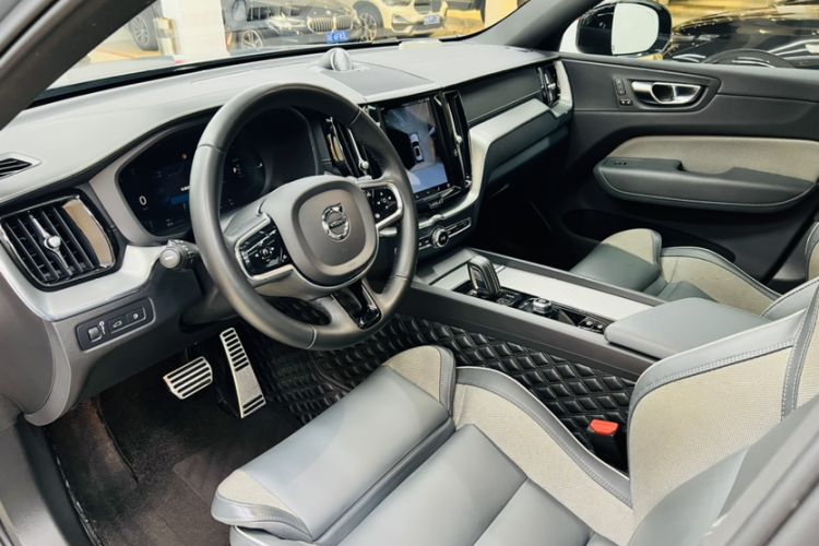 Used Volvo XC60 New Energy 2022 T8 Plug-in Hybrid All-Wheel Drive Zhiyuan Sport Edition
