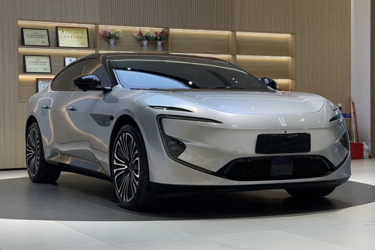 Used  12 2025 Ultra Extended-Range Edition