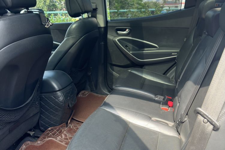 Used Hyundai Santa Fe 2015 2.4L Automatic Two-Wheel Drive Smart Version 5 Seats
