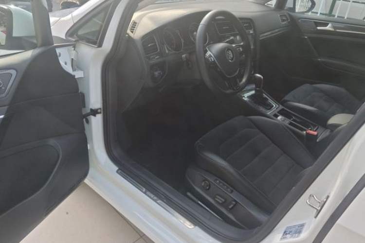 Used Volkswagen Golf 2018 230TSI Automatic Luxury Version
