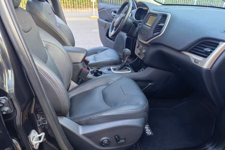 Used  Cherokee 2017 2.4L Leading Edition
