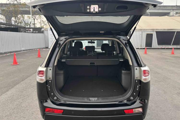 Used Mitsubishi Outlander 2013 2.0L Two-Wheel Drive Sport Navigation Version 5 Seats
