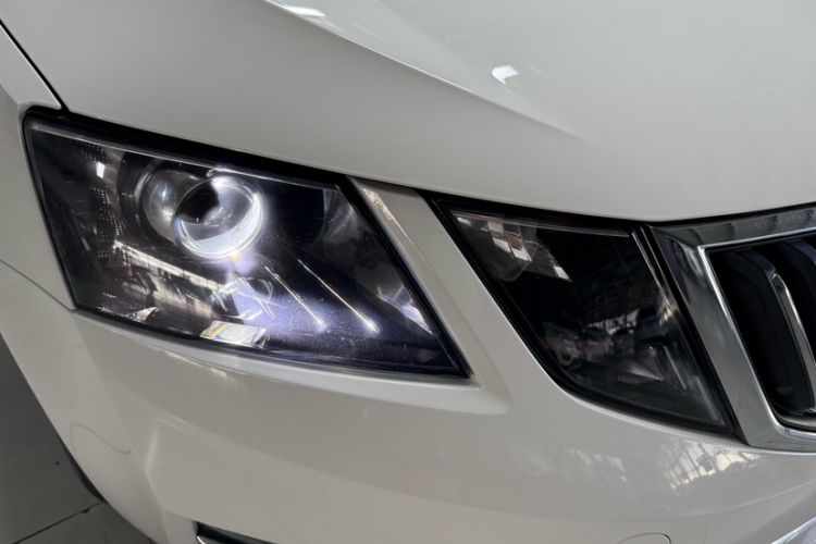 Used Skoda Octavia 2019 1.5L Automatic Smart Drive Luxury Edition China VI Standard
